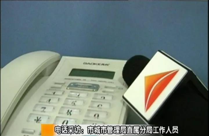 华城国际小区楼顶上摇摇欲坠的铁皮字看着就不安全