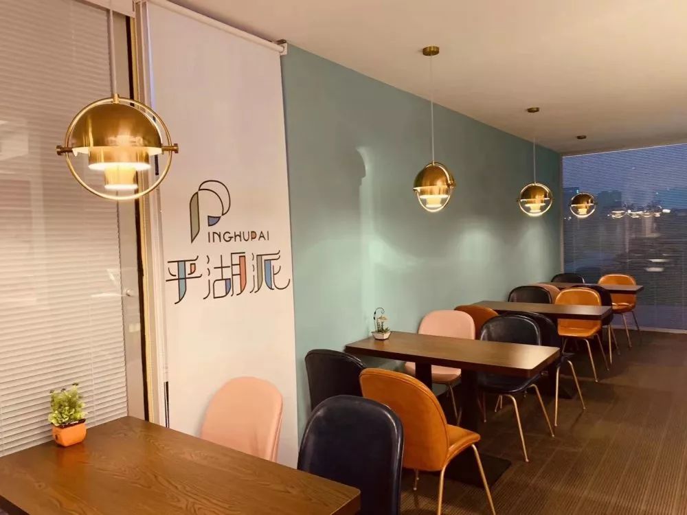 9.9元抢「平湖在线旗下咖啡馆」平湖派黑金卡1张！持卡可享受充300送200，办理当天即可获赠最高价值35元饮品一杯