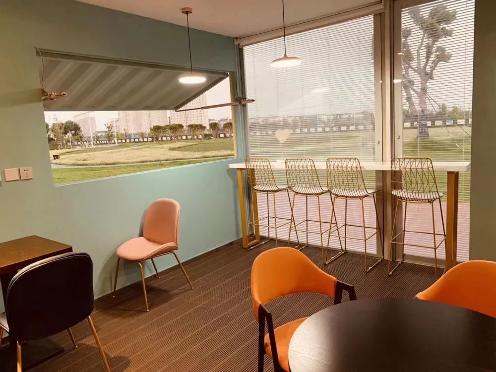 9.9元抢「平湖在线旗下咖啡馆」平湖派黑金卡1张！持卡可享受充300送200，办理当天即可获赠最高价值35元饮品一杯