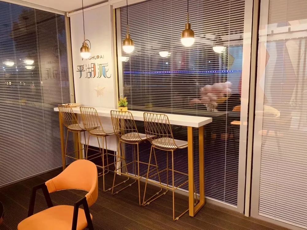 9.9元抢「平湖在线旗下咖啡馆」平湖派黑金卡1张！持卡可享受充300送200，办理当天即可获赠最高价值35元饮品一杯