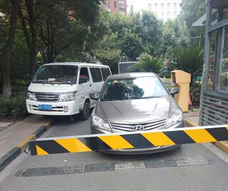 商品房的地下车位归谁所有,出售小区地下车位收益归谁所有