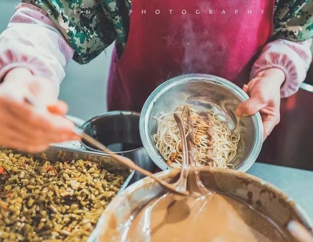 武汉:一碗热干面杀百鬼,一锅豆皮烫神仙