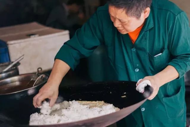 武汉:一碗热干面杀百鬼,一锅豆皮烫神仙