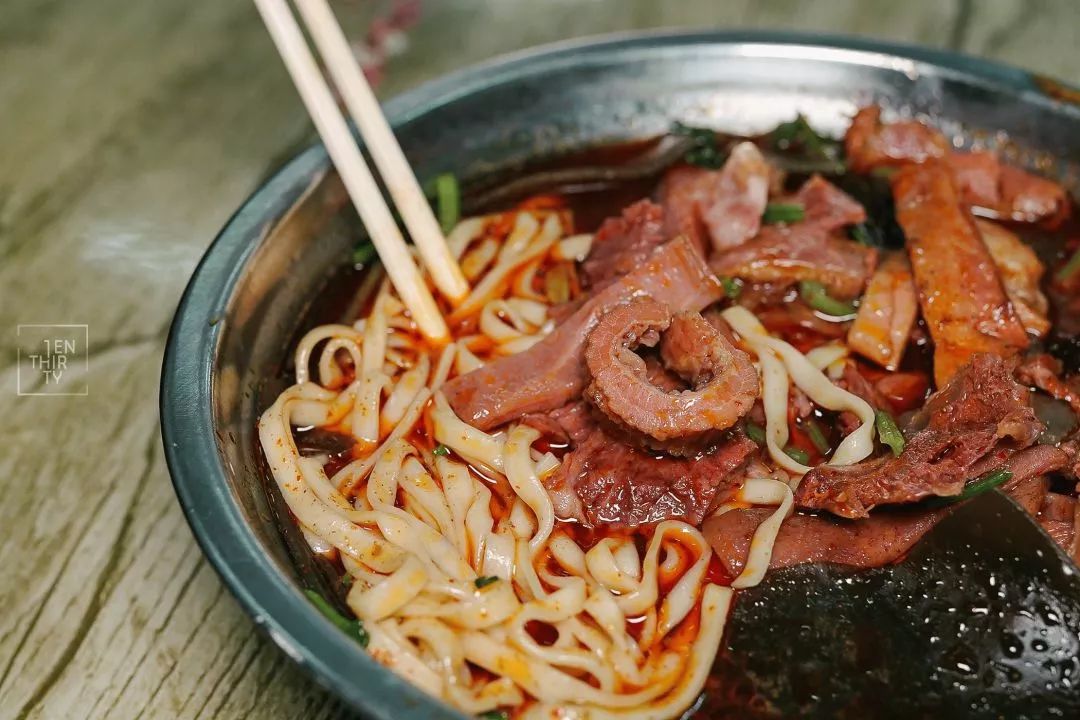 武汉:一碗热干面杀百鬼,一锅豆皮烫神仙