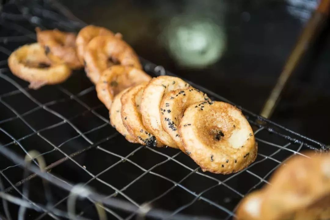 武汉:一碗热干面杀百鬼,一锅豆皮烫神仙