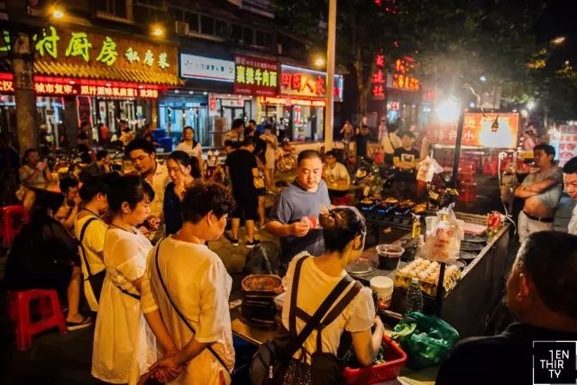 武汉:一碗热干面杀百鬼,一锅豆皮烫神仙