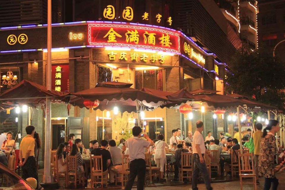 武汉:一碗热干面杀百鬼,一锅豆皮烫神仙