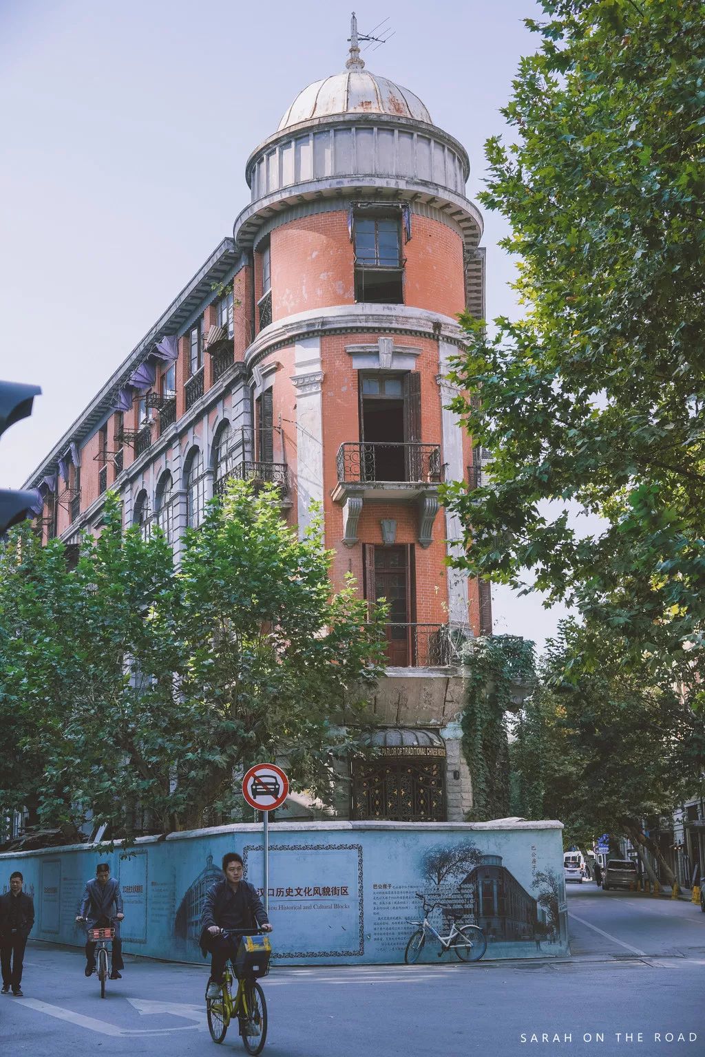 武汉:一碗热干面杀百鬼,一锅豆皮烫神仙