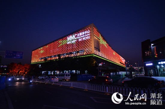 创军人荣耀筑世界和平的英语,展军人风采筑世界和平