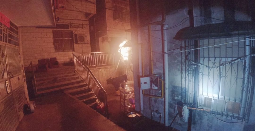 烧烤店起火扑救全过程,烧烤店着火怎么扑灭