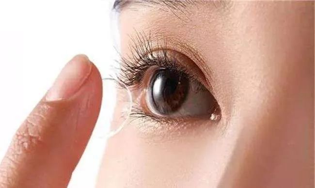 29岁女子眼睛里长满“结石”，这个习惯你竟然也有