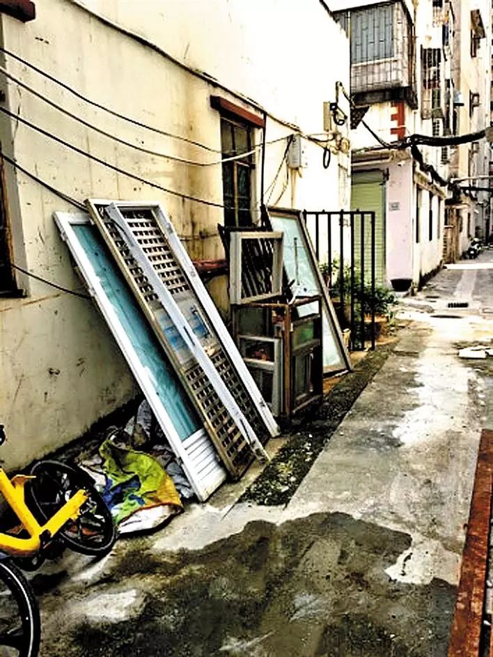 不文明行为随手拍持续曝光脏乱差,不文明行为曝光台机动车乱停乱放