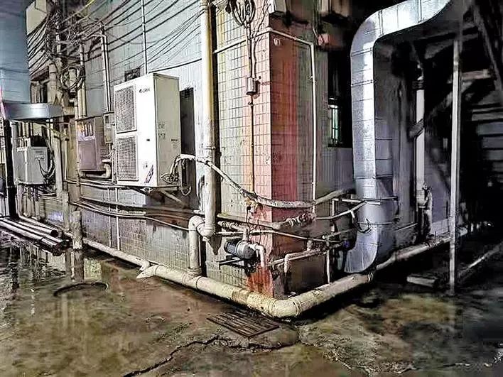 不文明行为随手拍持续曝光脏乱差,不文明行为曝光台机动车乱停乱放