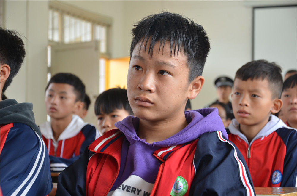 不一样的同龄人,一墙之隔却是天壤之别