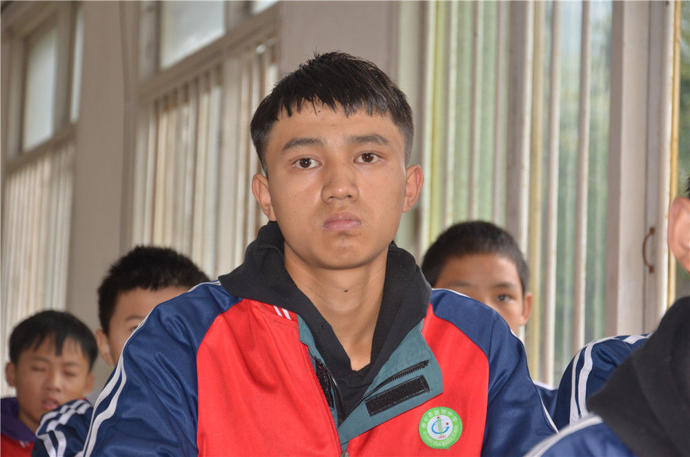 不一样的同龄人,一墙之隔却是天壤之别