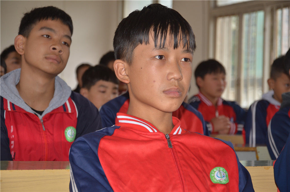 不一样的同龄人,一墙之隔却是天壤之别