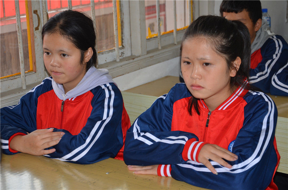 不一样的同龄人,一墙之隔却是天壤之别