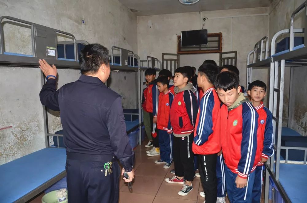 不一样的同龄人,一墙之隔却是天壤之别