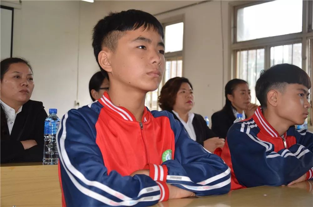 不一样的同龄人,一墙之隔却是天壤之别