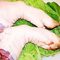 「食疗药膳」花山莲栗猪手汤，味道鲜香可口，能健脾益气、养胃生津、润肺化痰、补肾益精、养血润燥