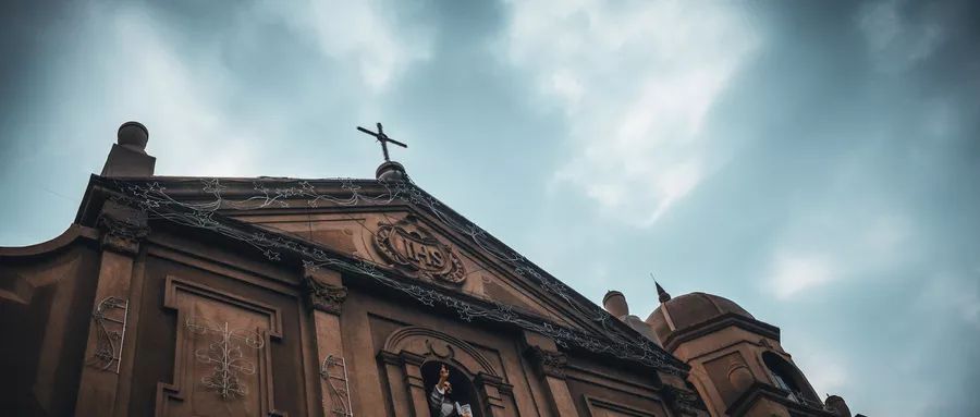 在一颗名为“皮兰德娄”的小行星上，他用想象的真实来对抗生活的荒诞不经|此刻夜读