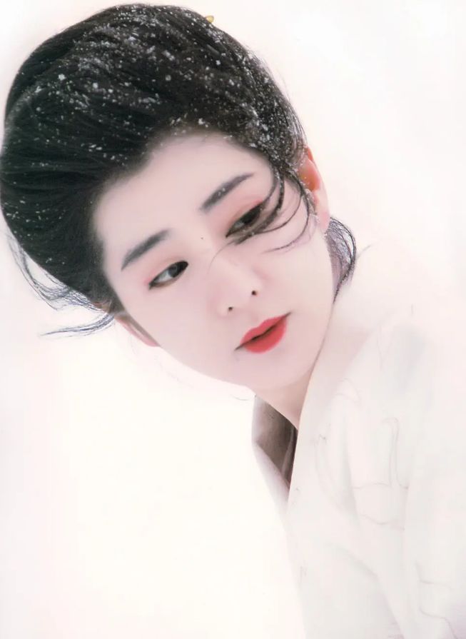 她是日本第一美女，是“活着的传说”！再大腕的明星遇到她，也化身迷弟迷妹