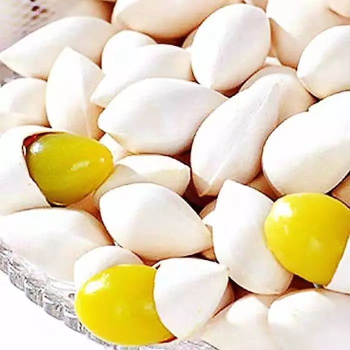 「食疗药膳」金银长生老鸭汤，味道鲜香可口，汤性平和滋润，能健脾益气、养胃生津、补益肺肾、化痰止咳