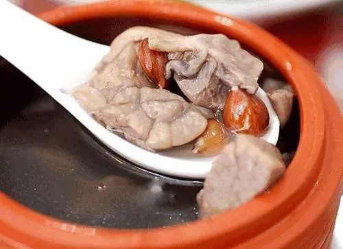 口干舌燥皮肤干燥吃什么中药,天气干燥嘴干的喝什么汤