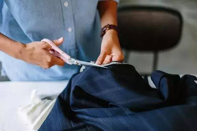 请问一下白色沙发脏了怎样清理,沙发脏了不用拆不用洗