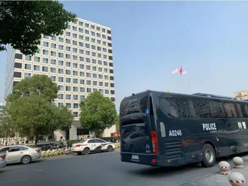 「现场直击」51信用卡楼下聚集13辆警车昔日金融独角兽或折戟“爬虫”