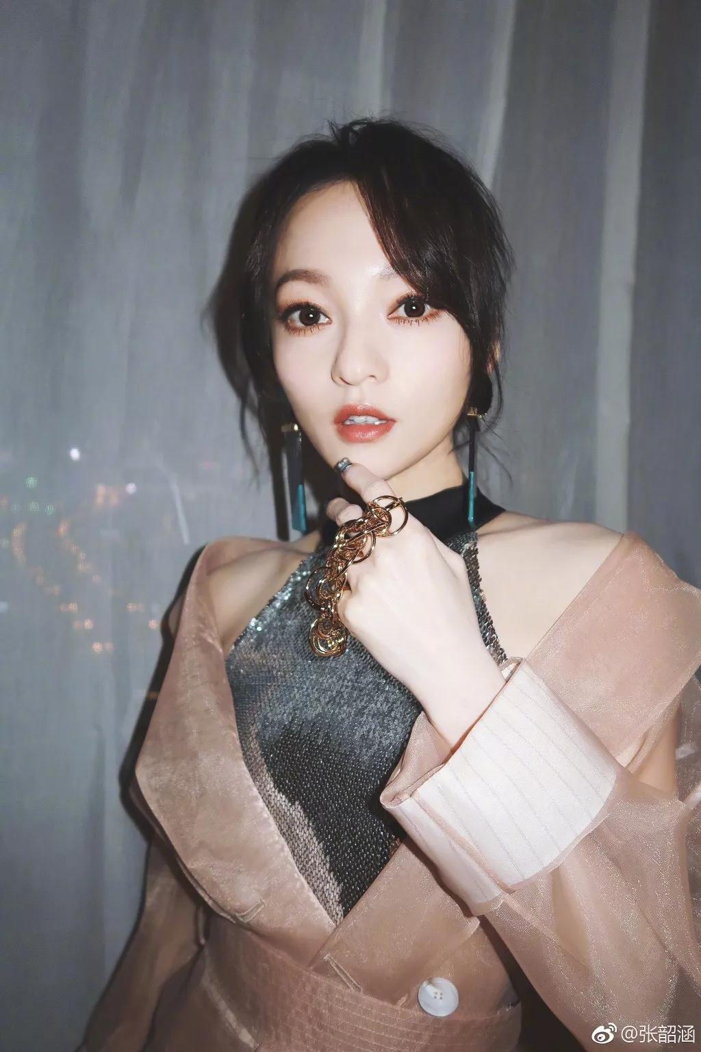 戚薇冰箱塞满香水,戚薇冰箱放香水视频