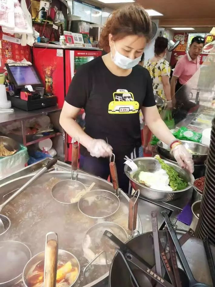 借“高利贷”上足校，重庆妈妈卖麻辣烫撑起2个足球梦