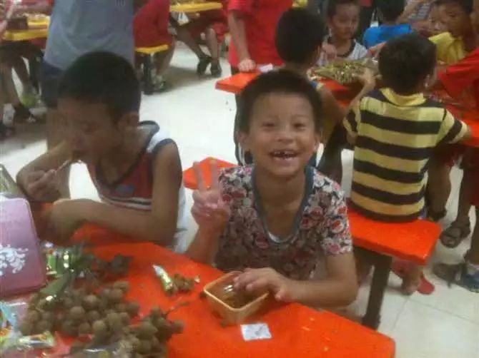 借“高利贷”上足校，重庆妈妈卖麻辣烫撑起2个足球梦