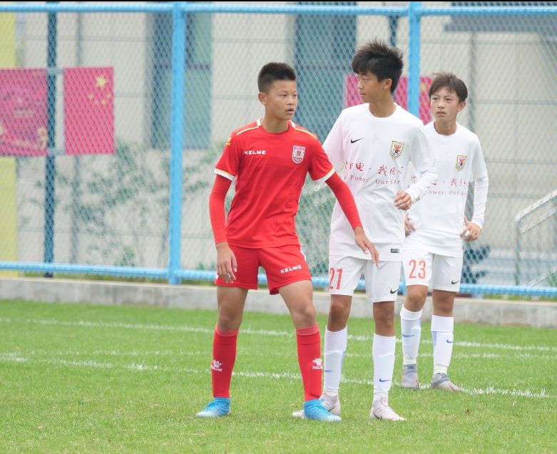 借“高利贷”上足校，重庆妈妈卖麻辣烫撑起2个足球梦