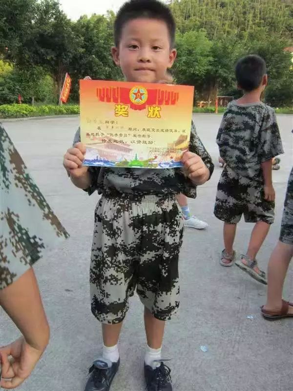 借“高利贷”上足校，重庆妈妈卖麻辣烫撑起2个足球梦