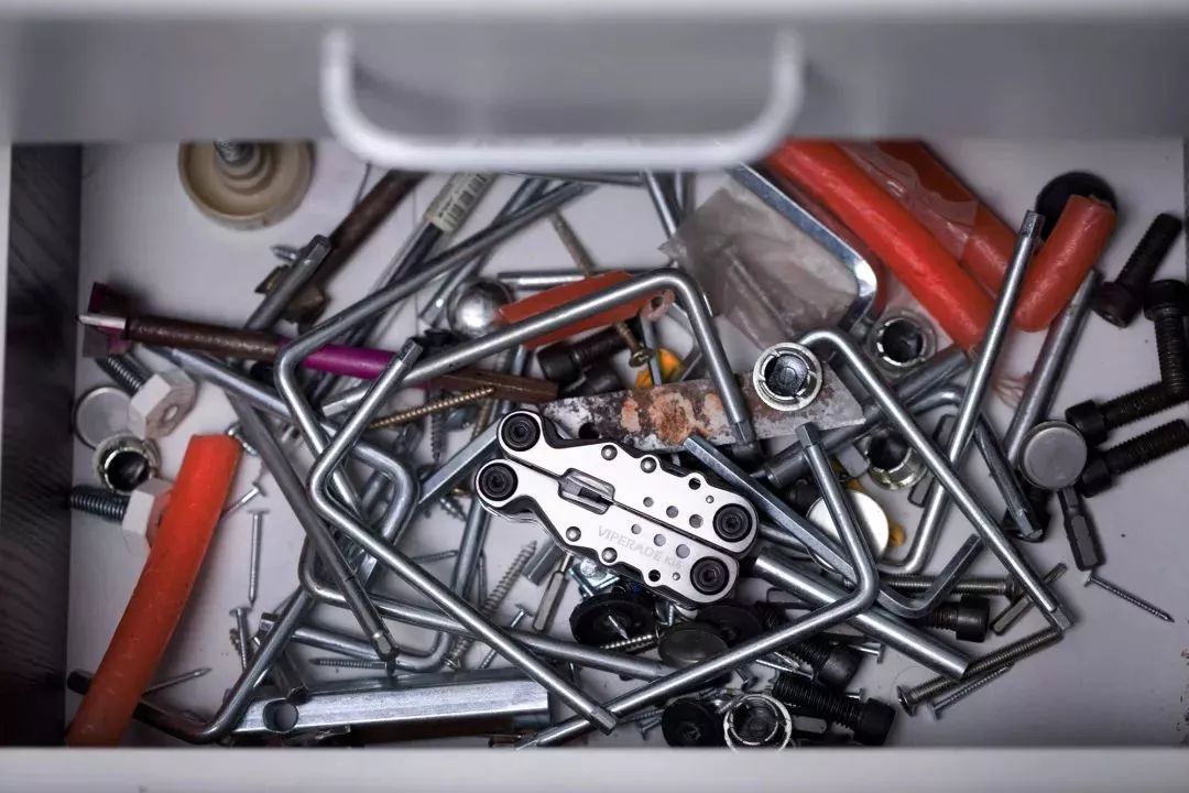 瑞士*刀军**算个屁!能顶半个工具箱的男人掌心玩物,竟有10种用途