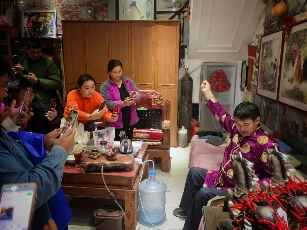 朱之文在露天舞台唱的歌,朱之文田间地头唱歌