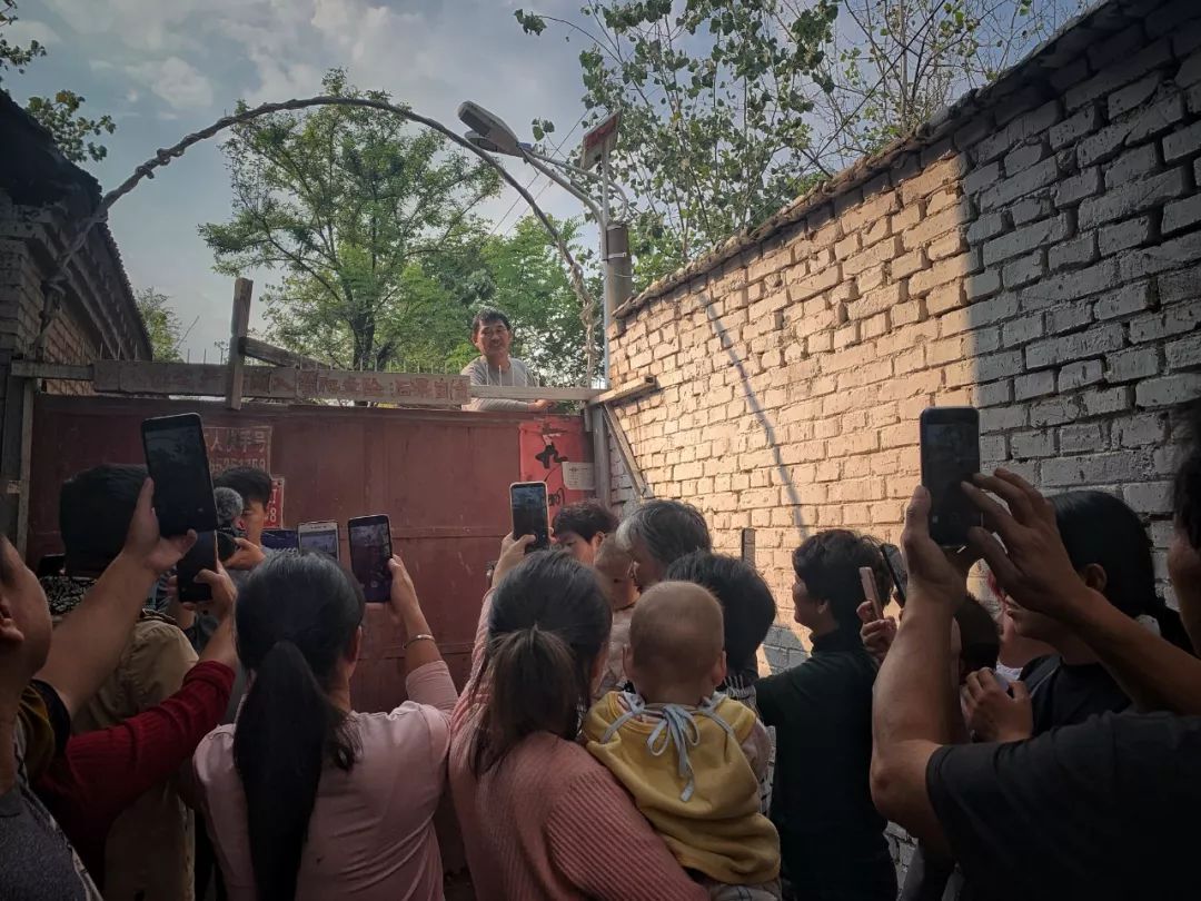 朱之文在露天舞台唱的歌,朱之文田间地头唱歌