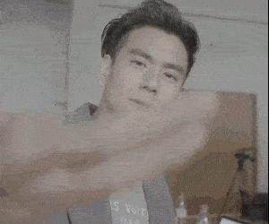 夏天怎么让头发不毛躁,发胶喷雾男士自然蓬松定型