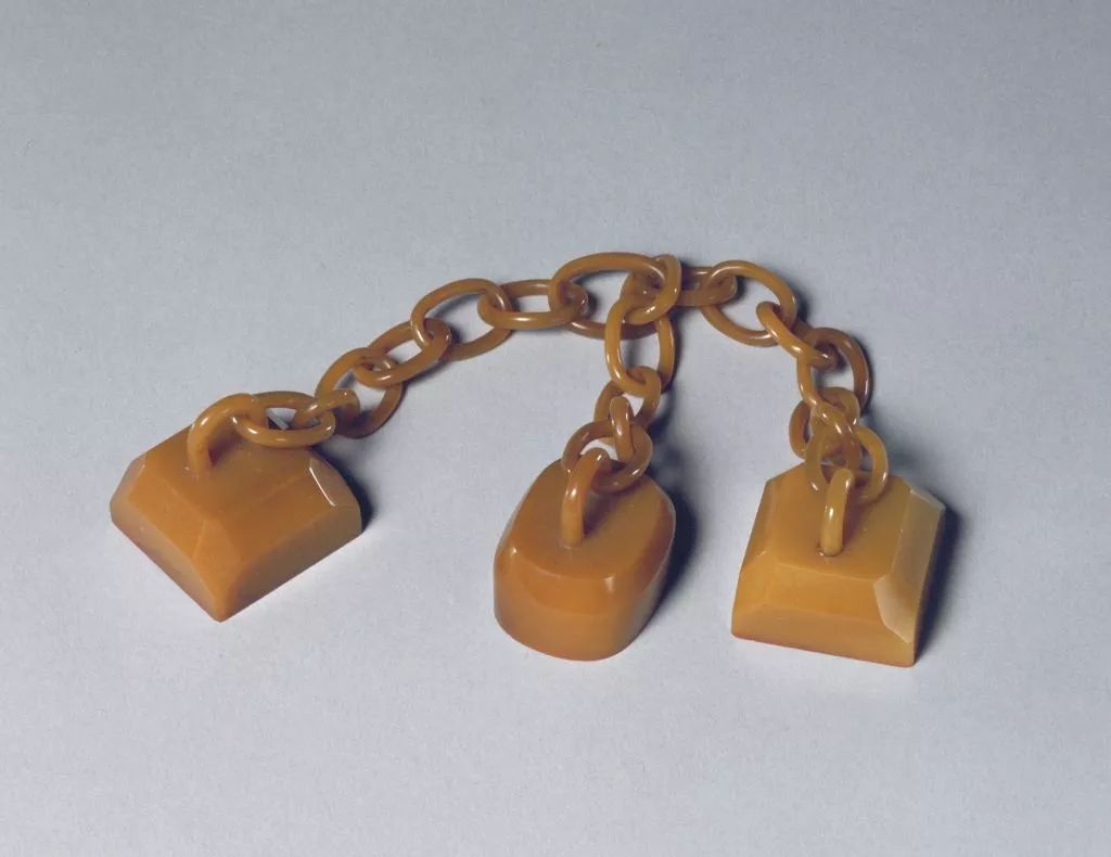 溥仪出宫带了多少珍宝,溥仪出宫时偷走一件宝贝