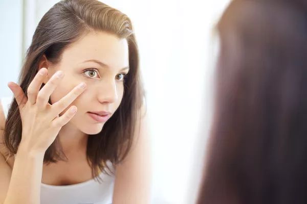 有没有人用眼霜黑眼圈更严重,黑眼圈用了眼霜过段时间就废了