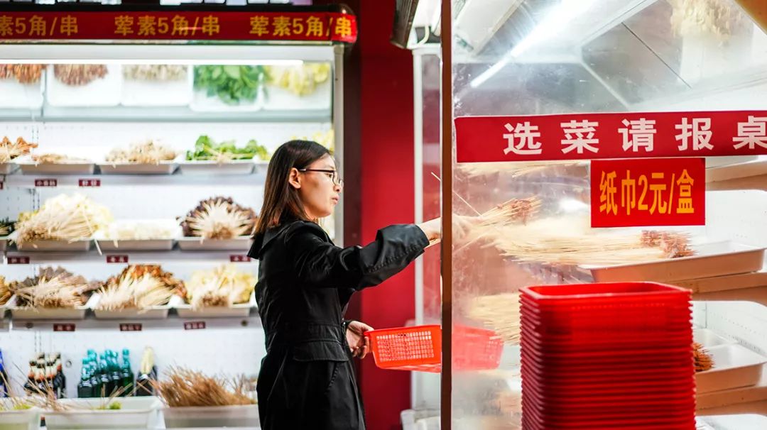 瓜串串鼓楼街,排队排到大街上