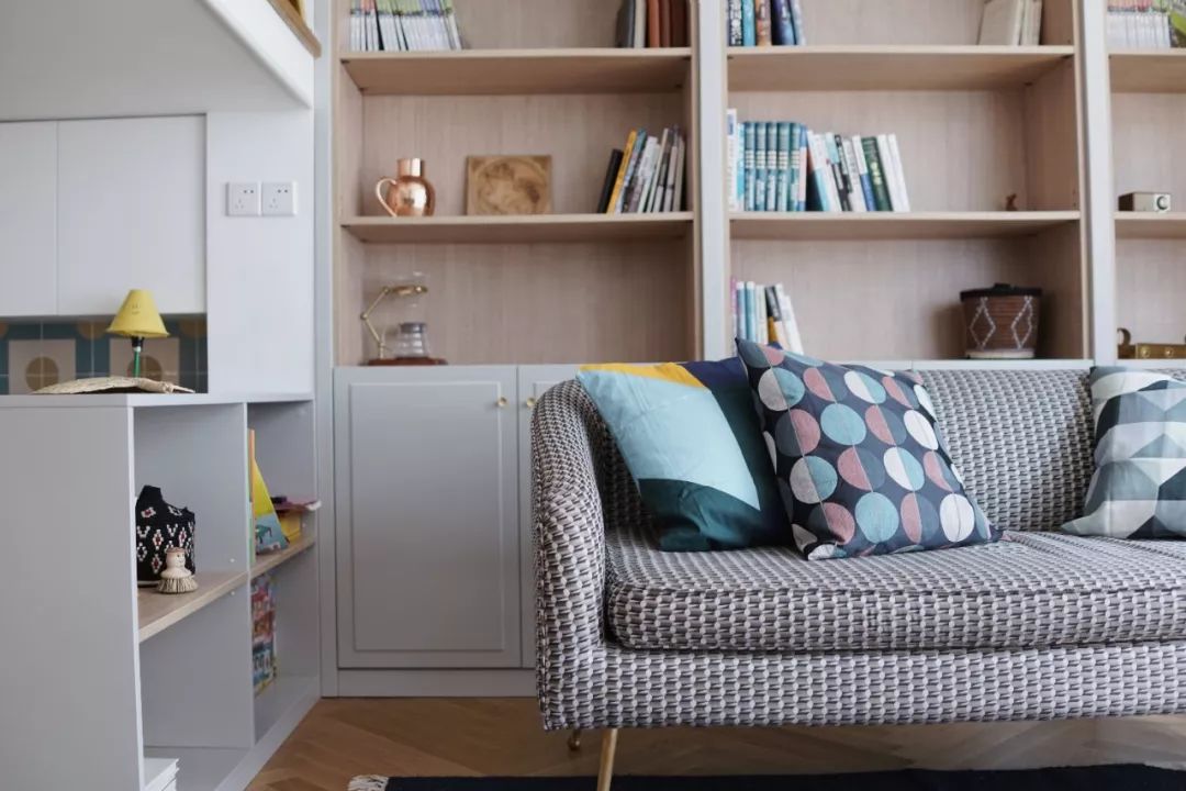 她买下32㎡上海老旧学区房，为女儿打造小桃园，还有20㎡超舒适大庭院