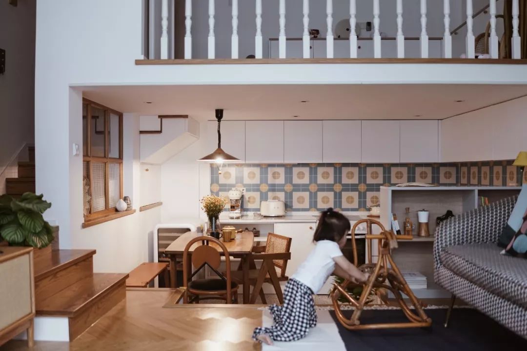 她买下32㎡上海老旧学区房，为女儿打造小桃园，还有20㎡超舒适大庭院