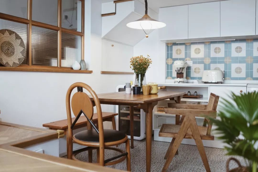 她买下32㎡上海老旧学区房，为女儿打造小桃园，还有20㎡超舒适大庭院