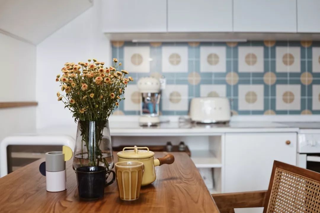 她买下32㎡上海老旧学区房，为女儿打造小桃园，还有20㎡超舒适大庭院