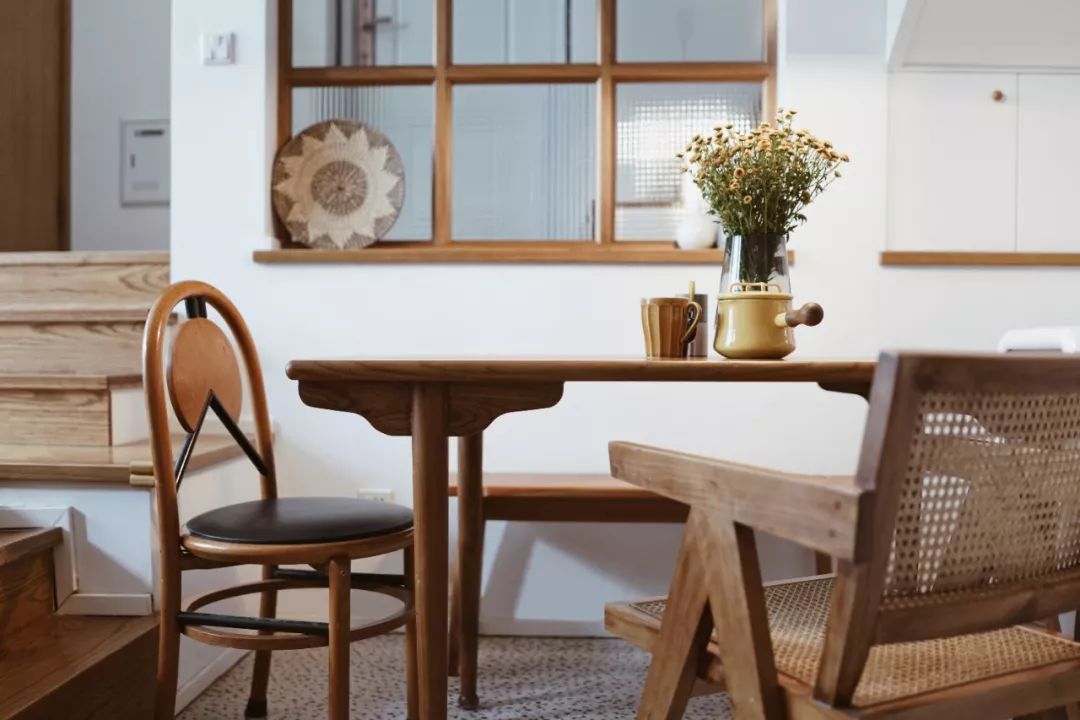 她买下32㎡上海老旧学区房，为女儿打造小桃园，还有20㎡超舒适大庭院