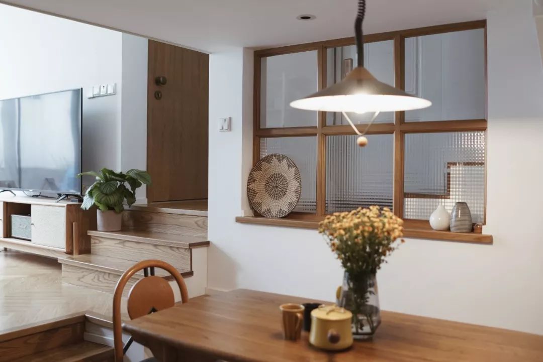 她买下32㎡上海老旧学区房，为女儿打造小桃园，还有20㎡超舒适大庭院