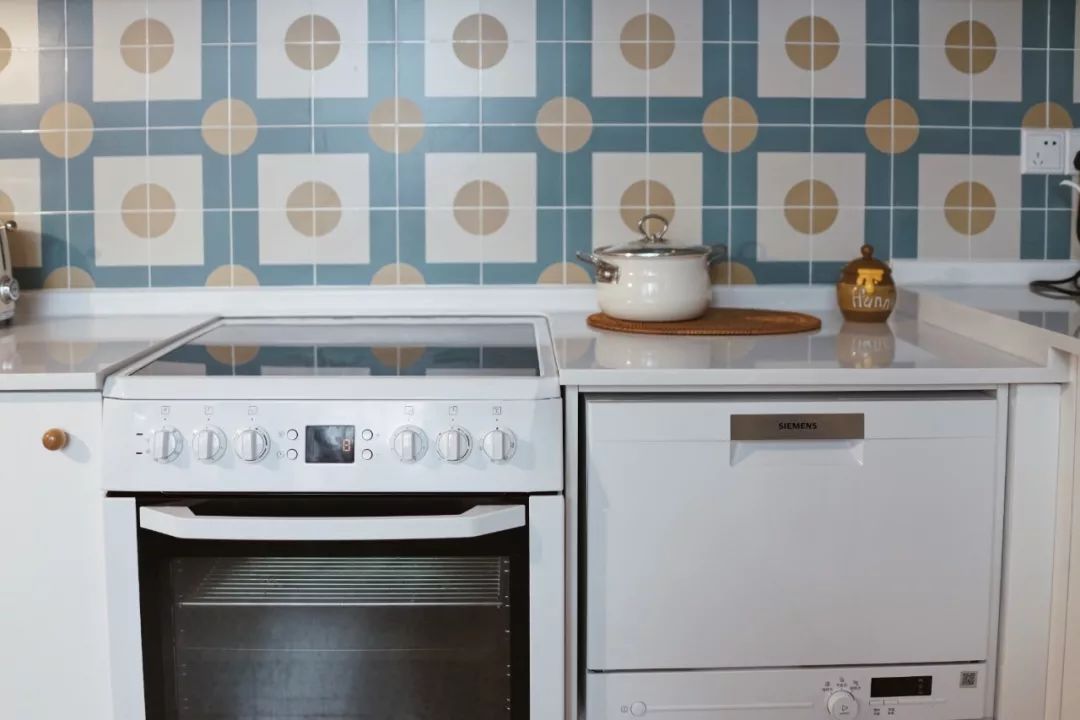 她买下32㎡上海老旧学区房，为女儿打造小桃园，还有20㎡超舒适大庭院