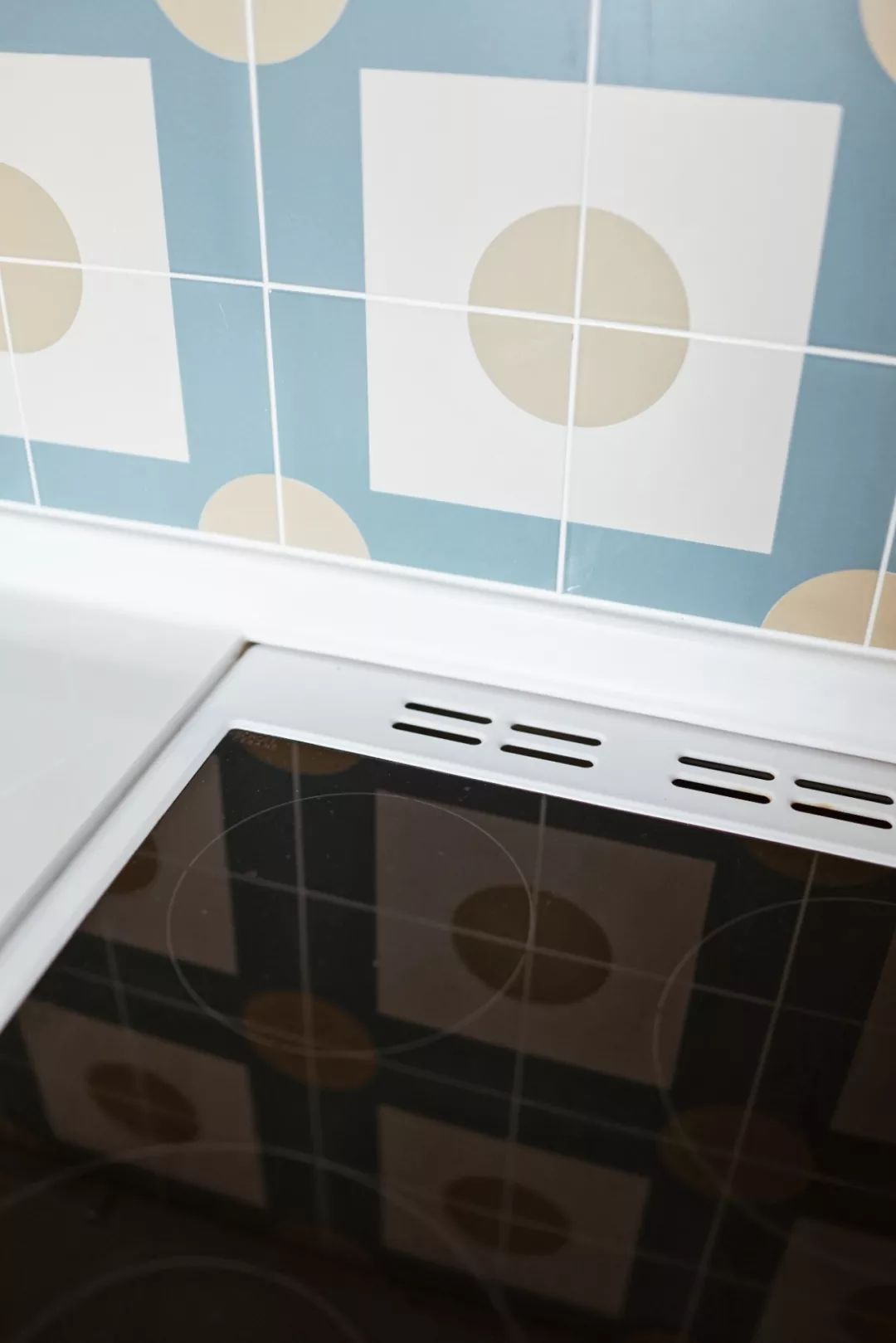 她买下32㎡上海老旧学区房，为女儿打造小桃园，还有20㎡超舒适大庭院